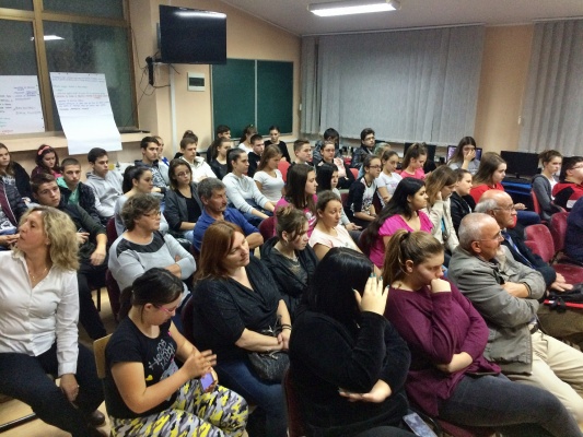 Prostory gymnázia ve vesnici Ruski Krstur mnohdy poslouží jako místo konání kulturních akcí všeho druhu. Vystupují žáci jak rusínské tak srbské národnosti.